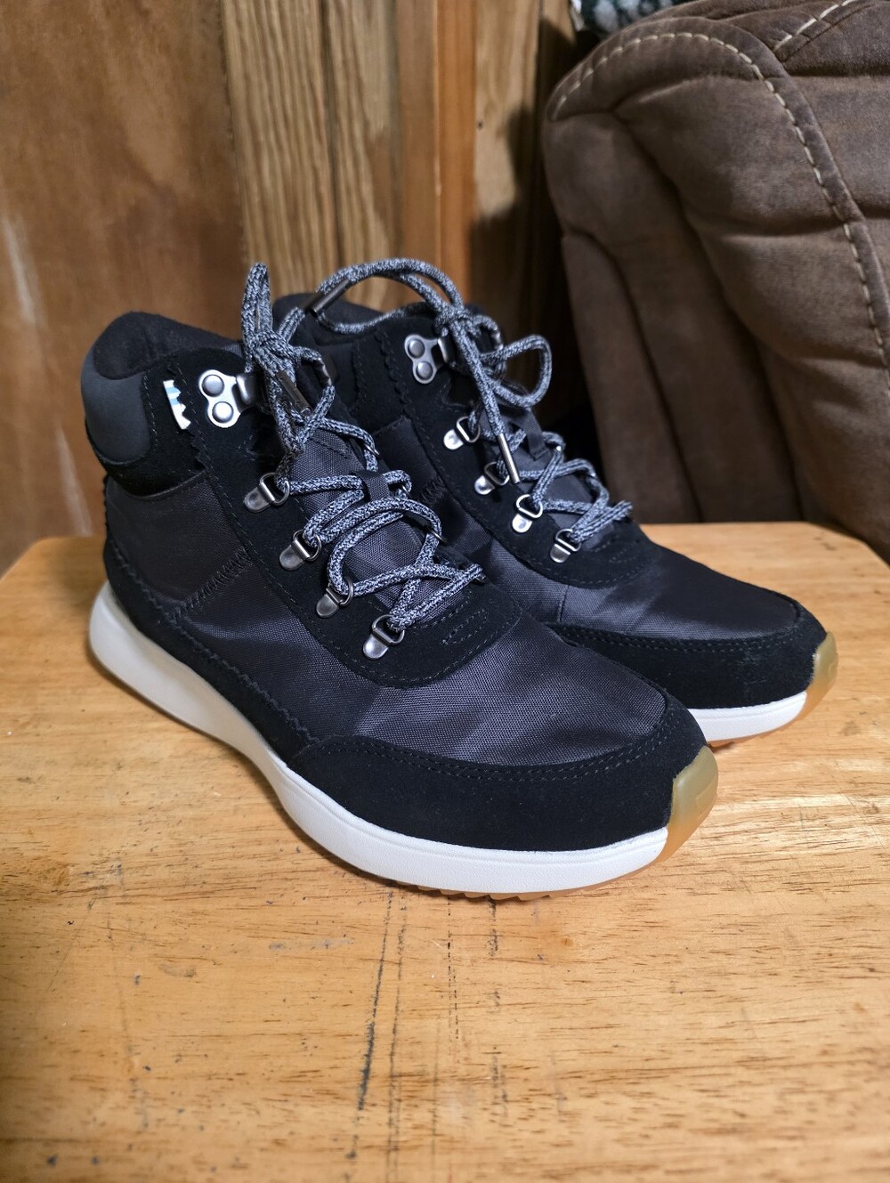 Toms Cascada Womens Shoes Size 8.5 Black Suede Nylon Waterproof Lace Up Sneakers